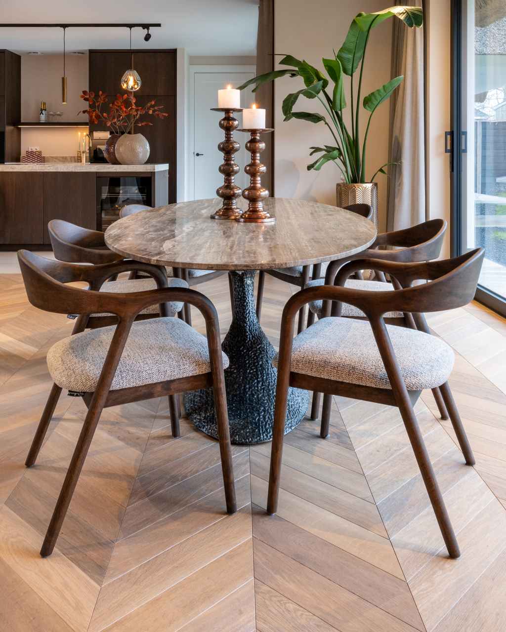 Richmond Interiors Ovaler Esstisch Russo mit Travertin Platte