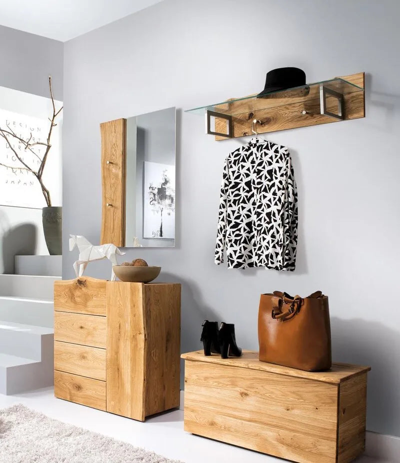 Moderne Garderobe aus hellem Massivholz mit Wandpaneel, Spiegel, Sitzbank und Kommode in einem hellgrau gehaltenen Flur.