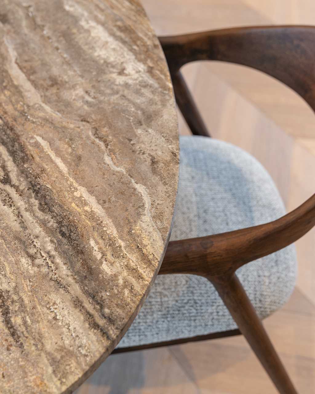 Richmond Interiors Ovaler Esstisch Russo mit Travertin Platte